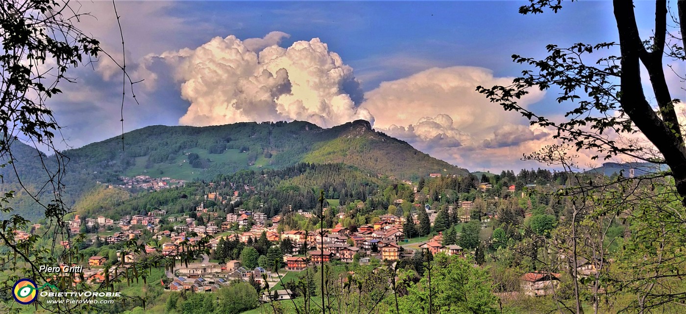 66 Scendendo mi godo lo spettacolo del panorama su Altopiano Selvino-Aviatico con i monti Cornagera e Poieto.jpg